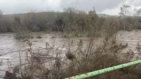 Reportan zonas incomunicadas por la creciente de arroyos en Rosarito