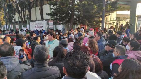 Padres y alumnos viven caos por beca Benito Juárez en Prepas