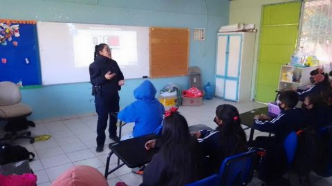 Lleva pláticas preventivas a primarias la policía municipal de Ensenada