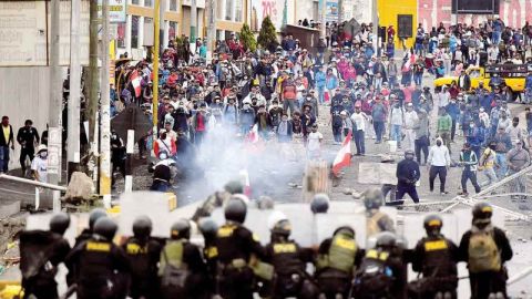 Incendios, bloqueos y dos muertos en la toma de Perú