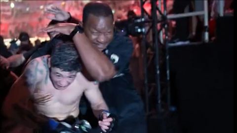 Brandon Moreno fue agredido por aficionados brasileños tras su victoria en UFC