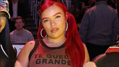 Karol G fue a la NBA; con una blusa apoyó a Shakira y se lanzó contra Piqué