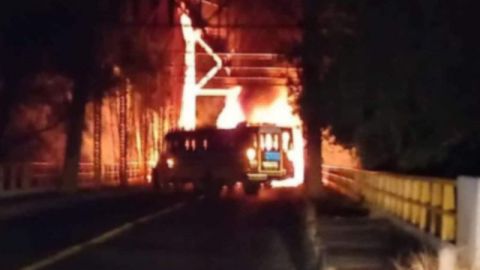 Reportan bloqueo con camiones incendiados en Jalisco