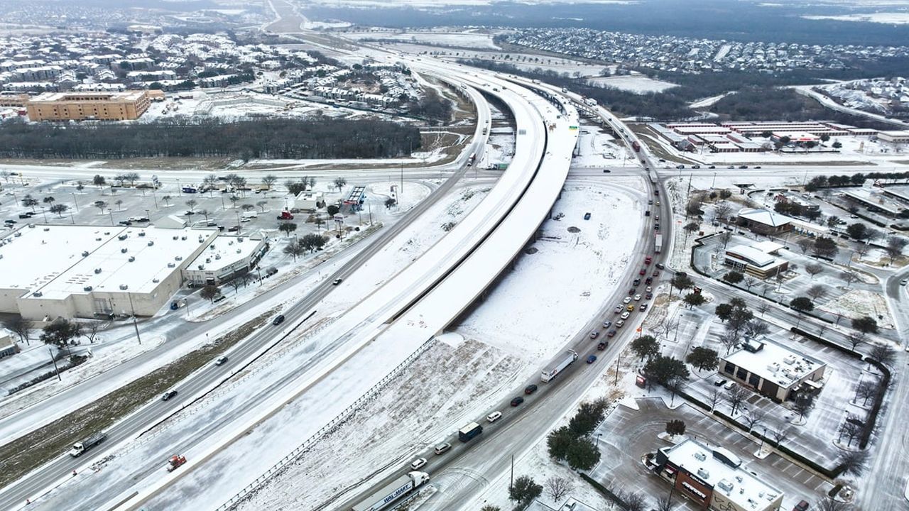Dallas se cubre de nieve reportan vuelos cancelados y accidentes viales