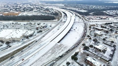 Dallas se cubre de nieve: reportan vuelos cancelados y accidentes viales