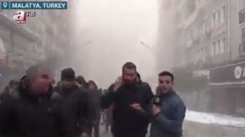 Un reportero corre y rescata a personas durante el segundo terremoto en Turquía