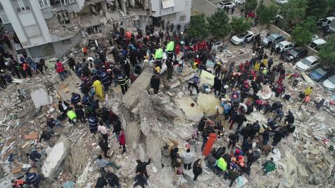 Hay 3 mil 600 muertos en Turquía y Siria tras sismo