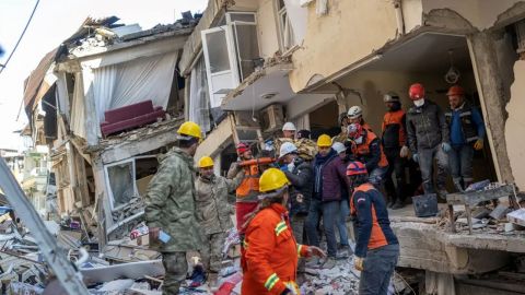 Llegan a más de 20 mil los muertos por terremoto en Turquía y Siria