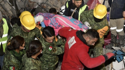Personal de la Sedena rescata a una mujer con vida tras los sismos en Turquía