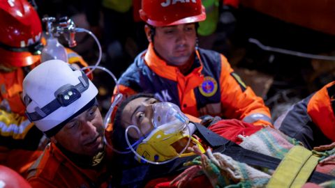 Suman más de 22 mil 300 muertos tras sismo en Turquía y Siria