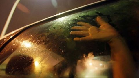¿Pueden multarme por tener relaciones sexuales en el auto?