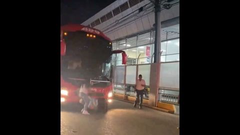 VIDEO: Por llegar tarde, mujer intenta detener autobús en Villahermosa, Tabasco