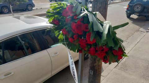 Colocan ofrenda floral en memoria de Elizabeth, víctima del asesino serial