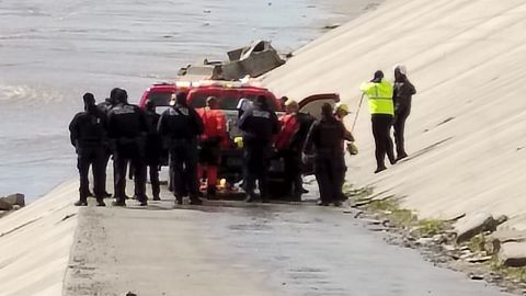 Cae automovilista a la canalización del Río Tijuana