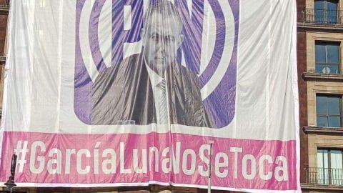 Colocan manta de Genaro García Luna en marcha del INE