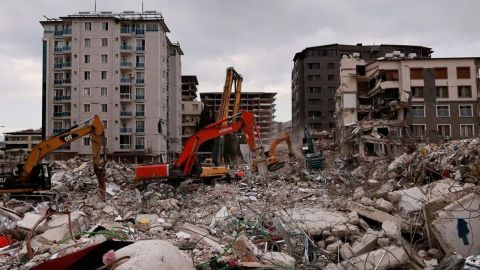 Turquía: nuevo sismo de magnitud 5.6 derriba construcciones