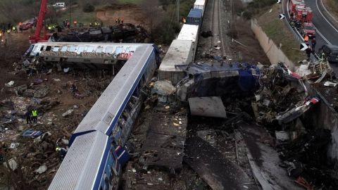 Suman 36 muertos por choque de trenes en Grecia