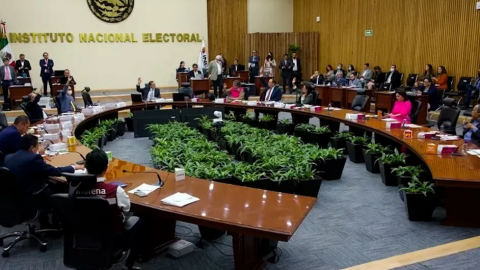 Más de 140 empleados del INE presentan primer amparo contra reforma electoral