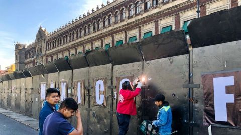 AMLO justifica vallas metálicas en Palacio Nacional; la derecha es muy violenta