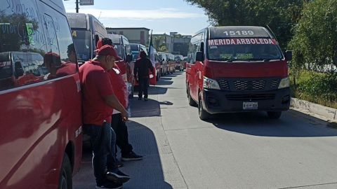 Taxistas se manifiestan con mega caravana en Tijuana
