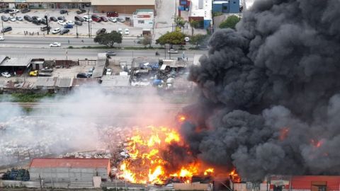 Fuerte incendio en recicladora de Tijuana