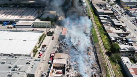 Bomberos continúa trabajando en el incendio de recicladora en Tijuana