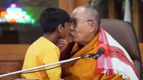 Dalai Lama se disculpa por besar a niño