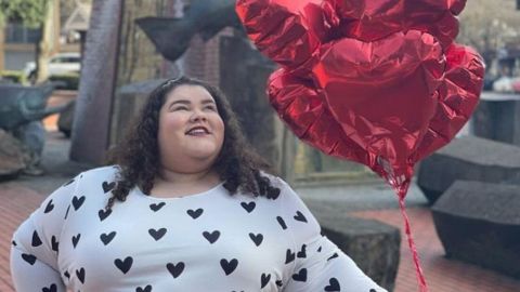 Influencer exige a aerolíneas mejorar vuelos para viajeros de tallas grandes