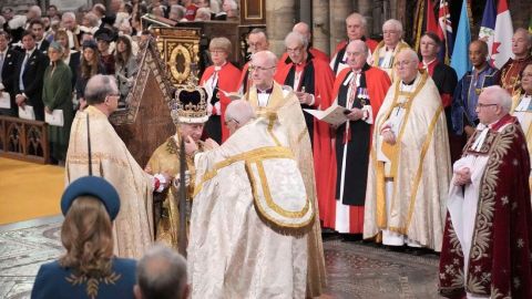 "¡Dios salve al rey!". Carlos III es coronado rey del Reino Unido
