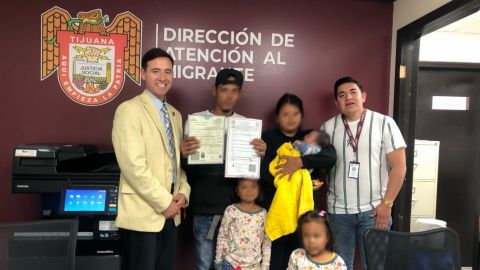Niños de extranjeros nacidos en México, reciben apoyo del Ayuntamiento