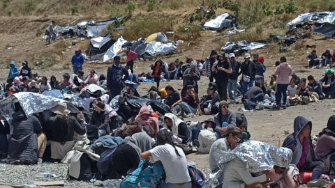 Crece campamento de migrantes entre Tijuana y Estados Unidos