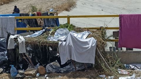 Desalojan campamento de migrantes en el muro fronterizo