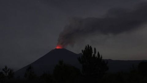 AICM suspende operaciones por caída de ceniza volcánica