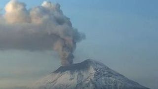 Volcán Popocatépetl amanece con salida de material incandescente