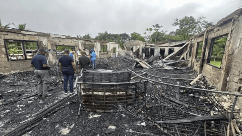 Mueren 19 niños por incendio en escuela secundaria de Guyana: "es trágico"