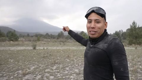 Yulay sube al Popocatépetl pese a alerta volcánica; 'parece escena apocalíptica'