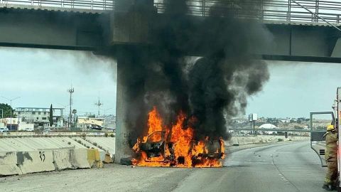 Hombre pierde la vida al incendiarse su vehículo