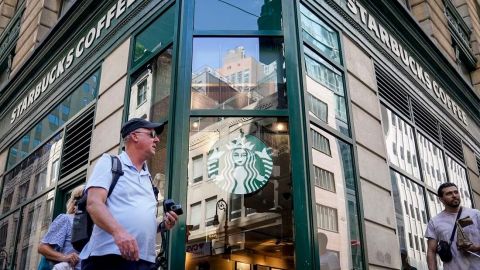 Acusan a Starbucks de prohibir decoraciones alusivas a la comunidad LGBTQ+
