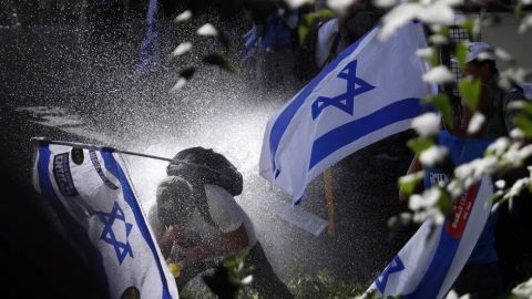 Aprueban reforma judicial en Israel mientras la policía ataca protestas