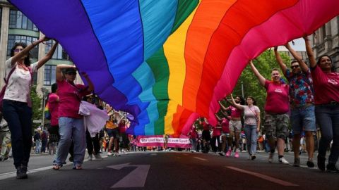 Desconocidos quitan bandera LGBT e izan una esvástica en Alemania