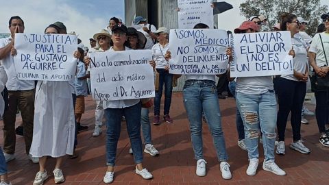 Médicos en Tijuana se manifiestan en apoyo al anestesiólogo detenido
