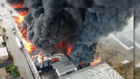 Fuerte incendio consume fábrica de Tijuana
