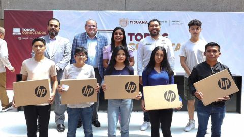 Montserrat Caballero entrega 200 laptops a jóvenes estudiantes