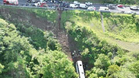 Autobús cae a barranco en Libramiento Norte de Tepic; hay al menos 17 muertos