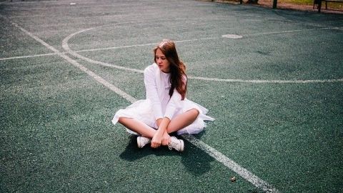 Outfits con tenis: combina estilo y comodidad para salir de noche