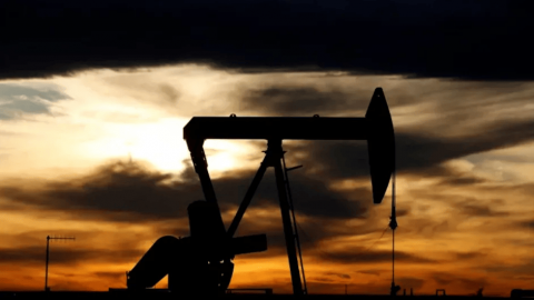 Petróleo toca máximo de casi tres meses por recortes de Arabia Saudita y Rusia