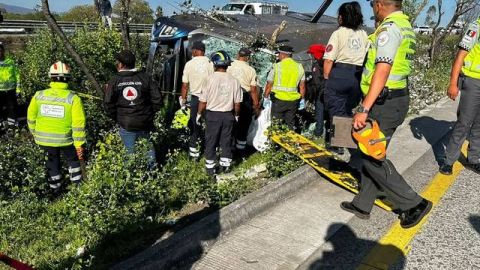 Un autobús de pasajeros volcó sobre la autopista México-Querétaro