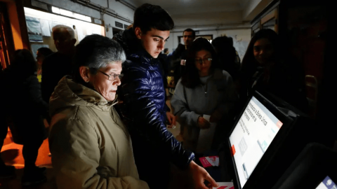 Ciudadanos votan en elecciones primarias de Argentina