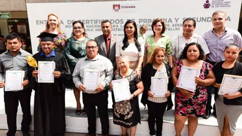 Entrega Montserrat Caballero certificados de INEA, reconoce a los graduados