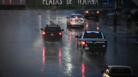 Ayuntamiento de Tijuana destaca compromiso de policías y bomberos por 'Hilary'